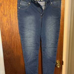 Seven7 Women's High Rise Booty Shaper Skinny Jeans Medium Wash